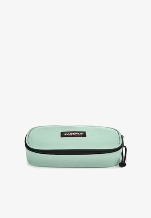 Piórnik Eastpak w miętowym kolorze z tkaniny, prostokątny kształt, zamek błyskawiczny, czarne akcesoria oraz metka marki z przodu.