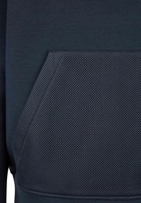 Donkerblauwe sweatshirt met een geweven meshzak. De stof is glad, met een nette afwerking en op maat gemaakte randen.
