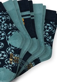 Fünf Paare Crew-Socken in einer Mischung aus Türkis und Marineblau, mit verschiedenen Mustern, darunter Fußballmotive und Streifen.