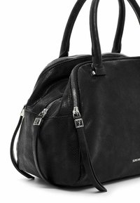 Schwarze Lederhandtasche mit perforierter Textur, zwei obere Tragegriffe, zwei mit Reißverschluss versehene Fächer und Akzente aus versilbertem Metall.