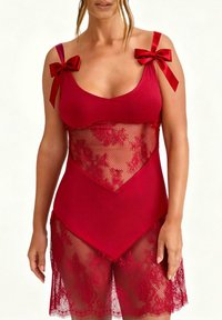 Czerwona bielizna z teksturowaną koronką i gładkim materiałem, z projektem zawierającym aksamitki na ramionach i dopasowanym krojem.