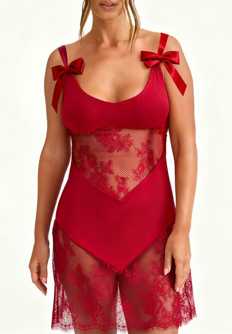 Czerwona bielizna z teksturowaną koronką i gładkim materiałem, z projektem zawierającym aksamitki na ramionach i dopasowanym krojem.