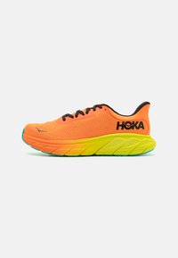HOKA ARAHI 7 - Hardloopschoenen voor op de weg - electric tangerine/black