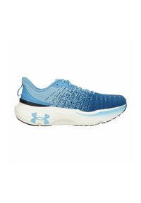 Des chaussures de course avec une tige en maille dégradée bleue, une semelle blanche rembourrée et des accents noirs près du talon. Présente des motifs texturés sur les côtés.