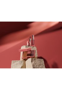 MAC LUSTREGLASS LIPSTICK - Vloeibare lippenstift - ready teddy