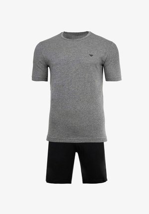 T-shirt gris à manches courtes et col rond avec un petit logo noir sur la poitrine, accompagné d'un short noir uni.