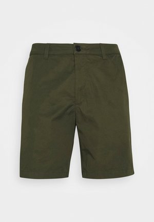 Shorts vert olive en mélange de coton, avec une coupe droite, fermeture par bouton, passants pour ceinture et poches latérales. Texture lisse, design simple.