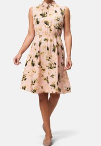 Blumenmusterkleid in Pink, mit ärmellos Design, gerafftem Ausschnitt und elastischem Bund. Akzentuiert mit schwarzen und gelben Blumen.