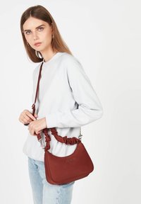 LANCASTER SMALL BASIC CHOUCHOU - Sac à main - carmin