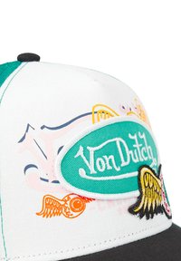 Casquette blanche avec des accents turquoise, présentant des détails brodés comme des ailes et un patch logo, visière noire et motifs colorés.