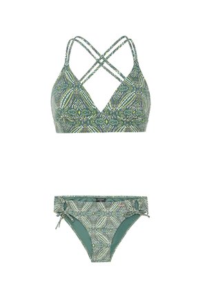 Žalias bikini komplektas, kuriame yra raštuota trikampio formos viršūnė su kryžminėmis dirželių juostelėmis ir deranti apatinė dalis su šoninėmis raištelėmis bei dekoratyviniu raštu.