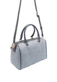 Borsa a mano grigio chiaro con motivo testurizzato di francobolli, doppi manici e tracolla regolabile. La chiusura lampo in metallo dorato valorizza il design.