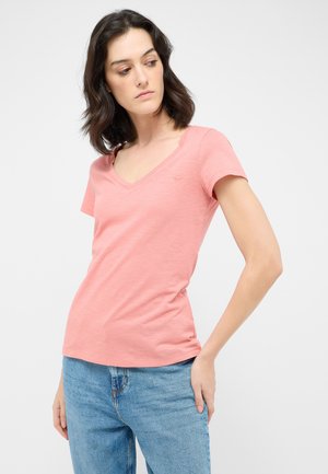 T-shirt rose à col en V fabriquée en tissu doux, avec des manches courtes, présentant un détail de logo subtil sur la poitrine et une coupe ajustée.