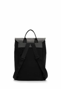Sac à dos noir avec une forme structurée, fabriqué à partir de matériaux durables. Dispose de bretelles noires réglables et d'une poignée supérieure. Accent gris sur le rabat.