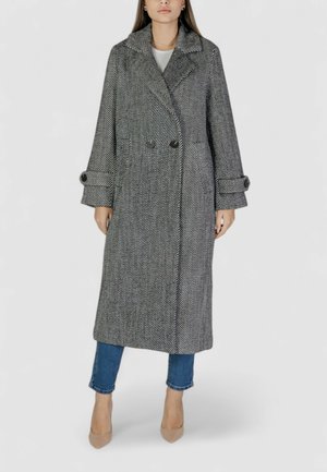 Cappotto di lana grigio a motivo houndstooth con design doppiopetto, colletto oversize e grandi bottoni, dotato di maniche arrotolate e tasche laterali.