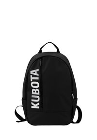 Czarna plecak wykonany z trwałej tkaniny, z wyraźnym białym logo "KUBOTA", zaokrąglony kształt, pojedyncze zamknięcie na zamek i regulowane paski.