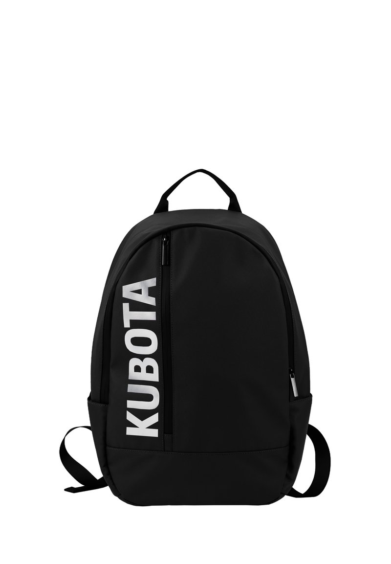 Czarna plecak wykonany z trwałej tkaniny, z wyraźnym białym logo "KUBOTA", zaokrąglony kształt, pojedyncze zamknięcie na zamek i regulowane paski.