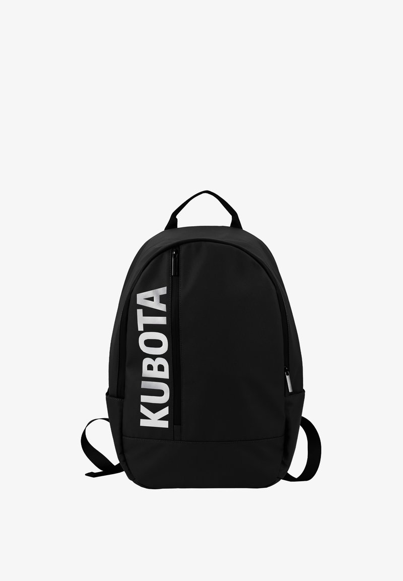 Czarna plecak wykonany z trwałej tkaniny, z wyraźnym białym logo "KUBOTA", zaokrąglony kształt, pojedyncze zamknięcie na zamek i regulowane paski.