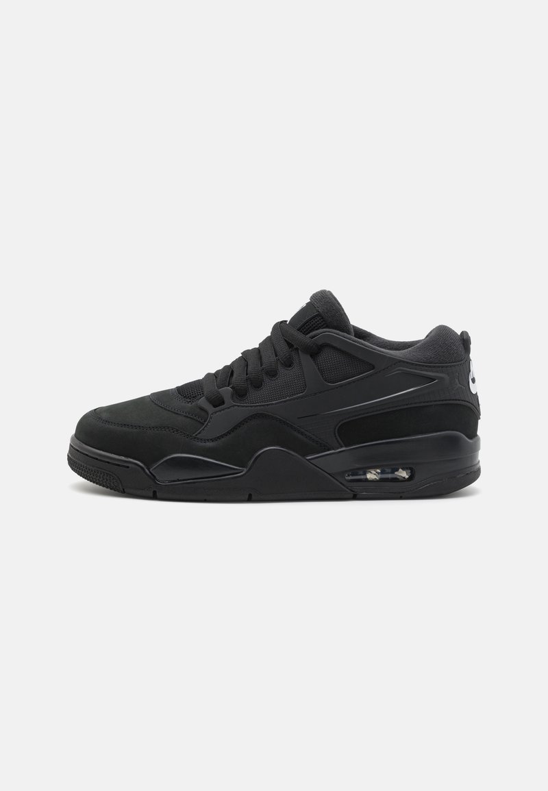 Baskets de sport basses noires avec lacets à l’avant, tige en mesh et synthétique, semelle amortie avec coussin d’air visible sur le côté du talon.