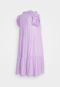 Vestido lilás com mangas frisadas, design em camadas e cintura franzida. Feito de tecido macio com uma textura suave.