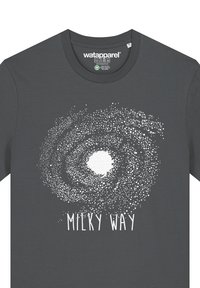 Donkergrijze T-shirt met een witte grafiek van een spiraalvormig sterrenstelsel en de tekst "MILKY WAY" eronder. Gemaakt van zachte, ademende stof.