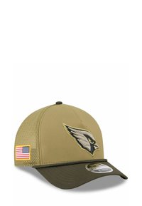 Olivgrüne Kappe mit strukturiertem Design, versehen mit einem gestickten Vogel-Logo und einem kleinen Aufnäher der amerikanischen Flagge. Polyestermaterial mit Mesh-Seiten.