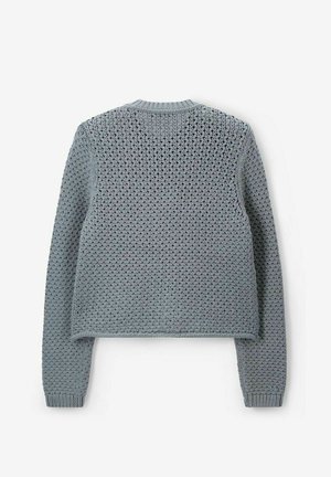 Pull en tricot gris clair avec un motif en nid d'abeille texturé, col rond et manches longues, doté de poignets et d'un ourlet côtelés.
