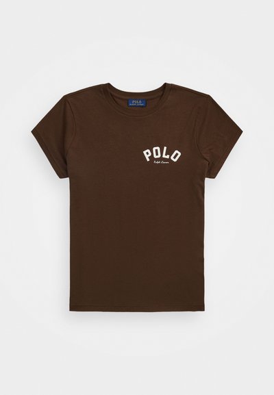 Brązowa bawełniana koszulka z krótkim rękawem i okrągłym dekoltem. Logo "POLO" w białym kolorze nadrukowane na klatce piersiowej, a poniżej "Ralph Lauren".