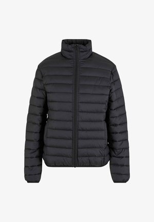 Czarna pikowana kurtka z wysokim kołnierzem, z poziomym przeszyciem, pełnym zapięciem na zamek i elastycznymi mankietami, wykonana z lekkiego materiału.