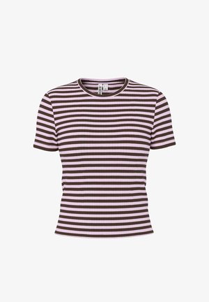 Rövid ujjú, bordázott kötött ing vízszintes rózsaszín és sötétbarna csíkokkal, kerek nyakkivágással.