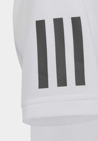 Tela blanca con tres franjas verticales negras espaciadas de manera uniforme, probablemente parte de una manga o prenda de vestir.