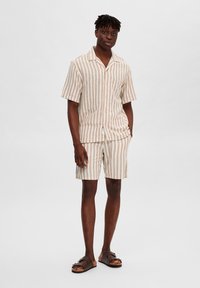 Selected Homme SLHRELAX SAL  RESORT - Camicia - egret
