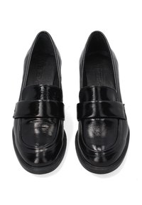 Czarne lakierowane mokasyny o gładkim wykończeniu, zaokrąglonym nosku i płaskiej gumowej podeszwie. Posiadają szeroki pasek na podbiciu.