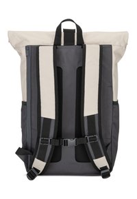 Zaino con design a roll-top in crema e grigio scuro. Presenta spallacci imbottiti, una chiusura con fibbia e una tasca laterale con zip.