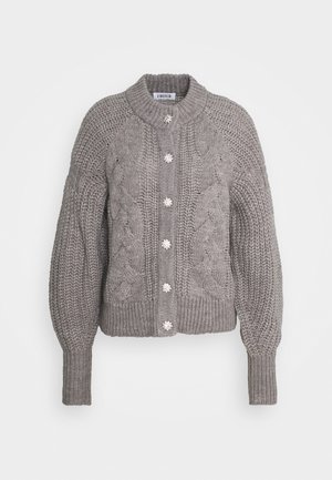 Cardigan grigio in maglia con un motivo a treccia testurizzato, maniche e orlo a coste, e cinque bottoni decorativi sul davanti.