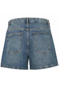 Shorts en denim bleu moyen avec une texture délavée, dotés d'une taille haute, de deux poches arrière et de détails d'ourlet non fini.