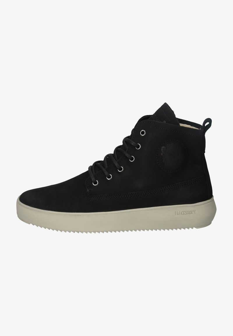 Juoda zomšinė aukšta sneaker batai su pilku padu, turintys šešis auskarus, apvalų logotipo pleistrą ir tekstūruotą šoninį panelį.