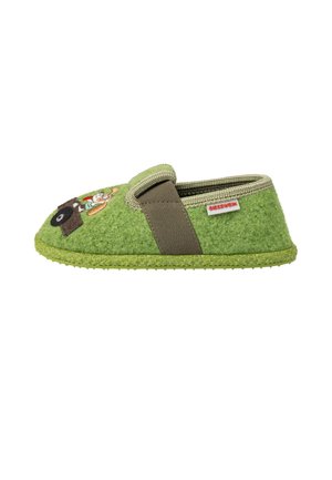 Grüner Kinderschlappen mit braunem Riemen, besticktem Cartoon-Tier und Plattenspieler sowie einem Giesswein-Markenetikett an der Seite.