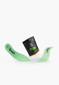 Plantillas verdes etiquetadas como "Deporte" con una textura suave, flotando al lado de un paquete negro con acentos en naranja y verde.