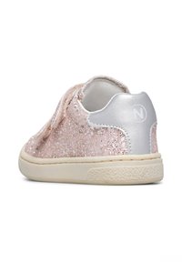 Zapatilla de Toddler rosa con purpurina, con pestaña en el talón plateada y suela beige, mostrada desde atrás y de lado sobre un fondo blanco.