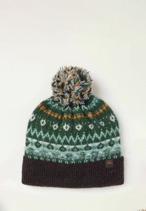 Gorro de invierno de punto con pompón, verde y marrón con diseño de fair isle en blanco y naranja y ala doblada marrón oscuro.