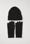FLAG BEANIE & GLOVE SET UNISEX - Gloves - black