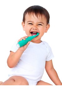 En teal silikon tannbørste holdt av et barn, med en avsmalnet design, glatt tekstur, og klar bunn. Barnet har på seg en hvit kortermet bodysuit.