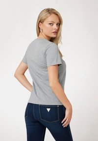 Guess STUDDED - T-shirt con stampa - grau