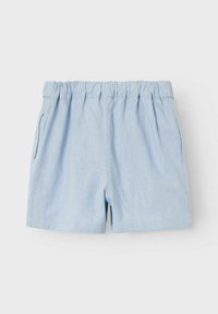 Helle blaue Shorts aus einem leichten Stoff mit einem elastischen Bund, seitlichen Taschen und einer lockeren Passform.