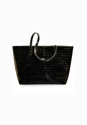 Geantă de tote din patent negru cu textură de crocodil, având două mânere rotunde și un design deschis, larg. Finisaj neted și lucios.