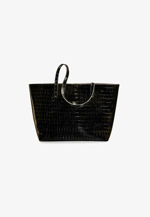 Fekete patent bőr tote táska krokodil bőrmintával, két kerek fogantyúval és széles, nyitott kialakítással. Simább, fényes felület.