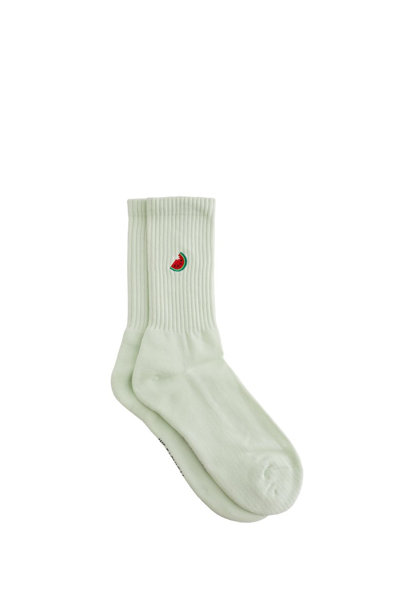 Hellgrüne gerippte Socken mit einem gestickten Design in Form einer Wassermelonenhälfte. Weicher Stoff und mittellange Form, geeignet für den Freizeitgebrauch.