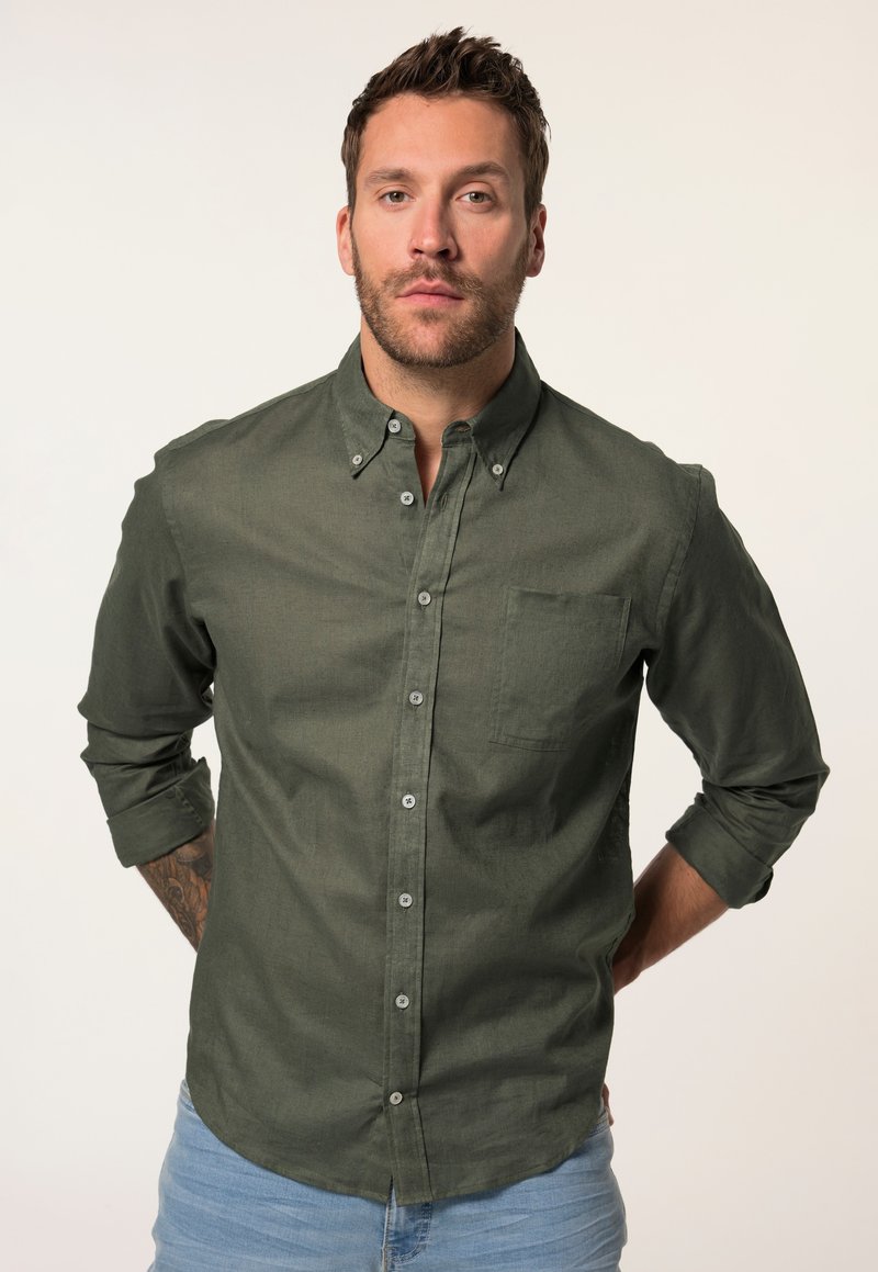Donkergroene button-up shirt gemaakt van een gestructureerde stof, met een borstzak, button-down kraag en opgerolde mouwen.