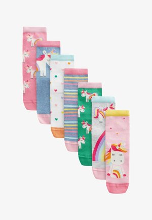 Otto paia di calzini colorati con unicorni, righe, cuori e arcobaleni. I materiali sembrano morbidi ed elastici, con diverse tonalità pastello.